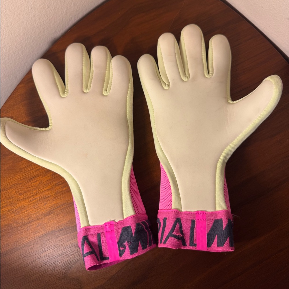 Nike Mercurial Goalkeeper Touch Victory Gloves Size 6 - Picture 2 of 4